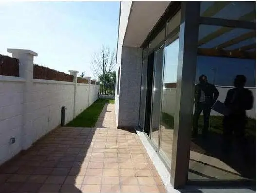 Vista de la fachada de la vivienda desde dentro de la parcela