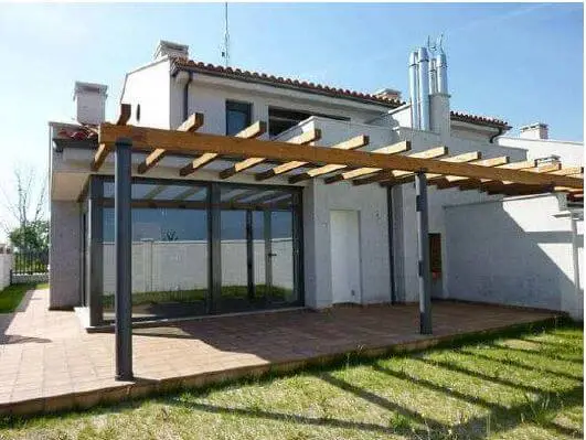 Fachada trasera de la vivienda con jardín