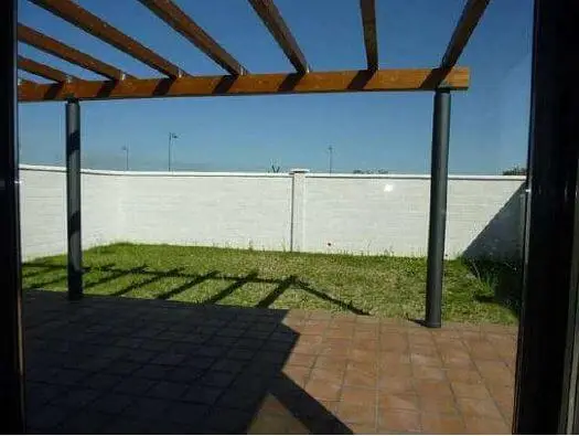 Jardín con patio y pérgola